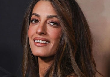 Amal Clooney y su consejo para un buen efecto de cara: un rubor de palo que se pone en toda la cara